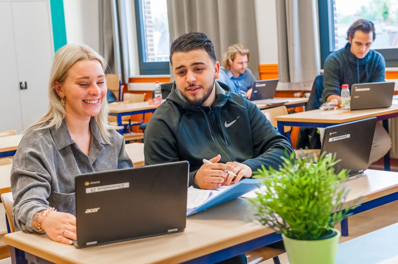 Cursisten Campus Maalboot aan het werk in de klas