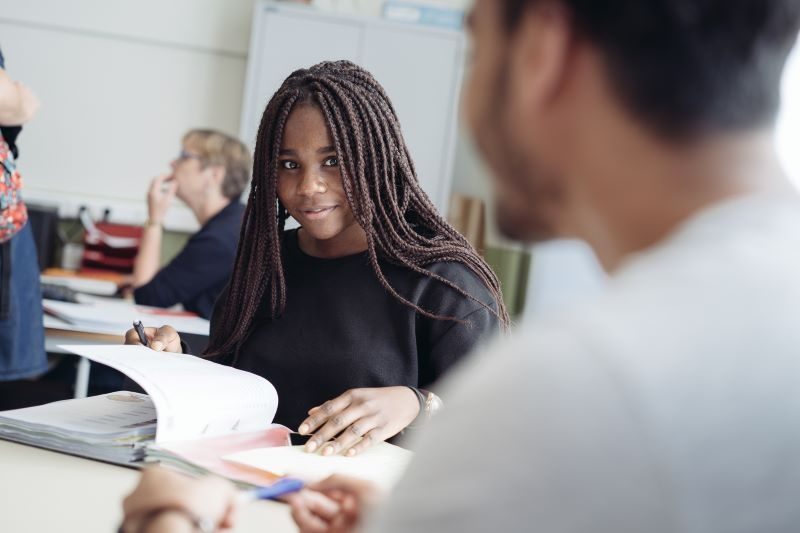 Cursisten werken met hun cursus in het Open Leercentrum