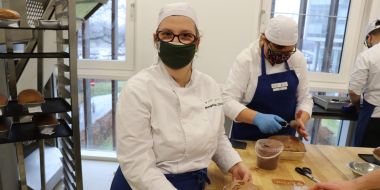 Cursist Cindy met haar zelfgebakken brood