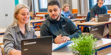 Cursisten Campus Maalboot aan het werk in de klas